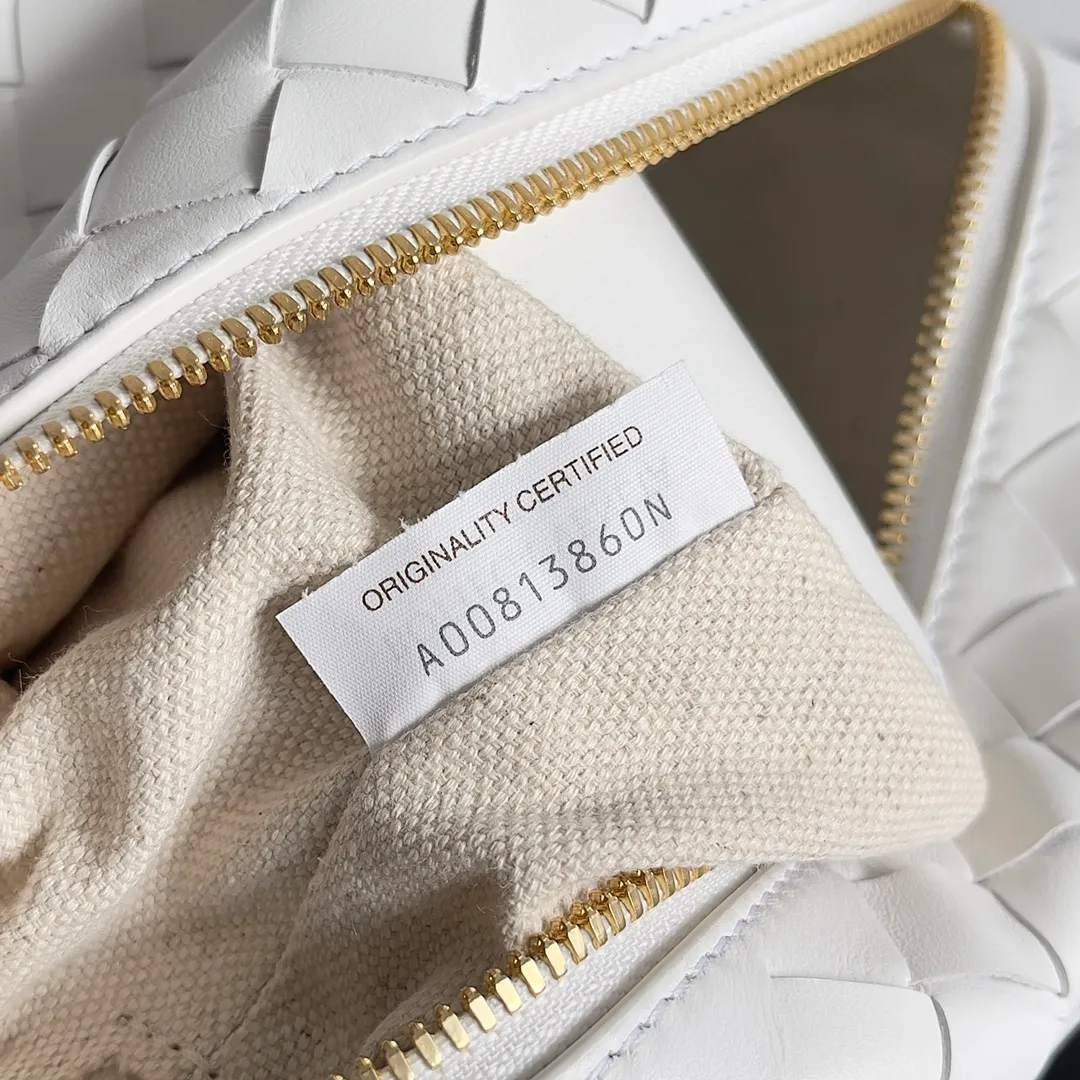 Batch 1360 BOTTEGA VENETA 2024 new loop is here! ! Many girls who like BV have owned the Loop bag. It has a simple appearance, classic weaving, and a compact and lightweight bag shape. This innovation continues the "camera bag" shape. Unlike the traditional Loop bag, which can only be worn as a crossbody bag, this innovation It can be carried by hand or cross-body, satisfying both the concave shape and daily needs. The oversized buckle can be folded and used as a handle. The sultry heat in summer ☀️ usually reduces people's desires. Having a lightweight bag will greatly enhance the happiness of traveling🫧 Style number: 796615 Size: 19*12*9cm